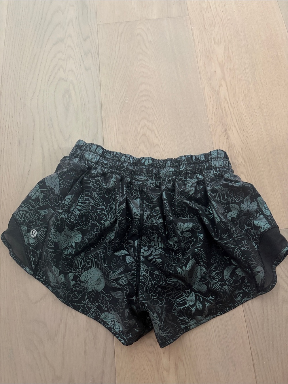 Lululemon low rise Hotty Hot 2.5 Shorts - Picture 2 of 4